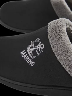 Sale czarno-szare kapcie męskie z napisem Marine Męskie Kapcie