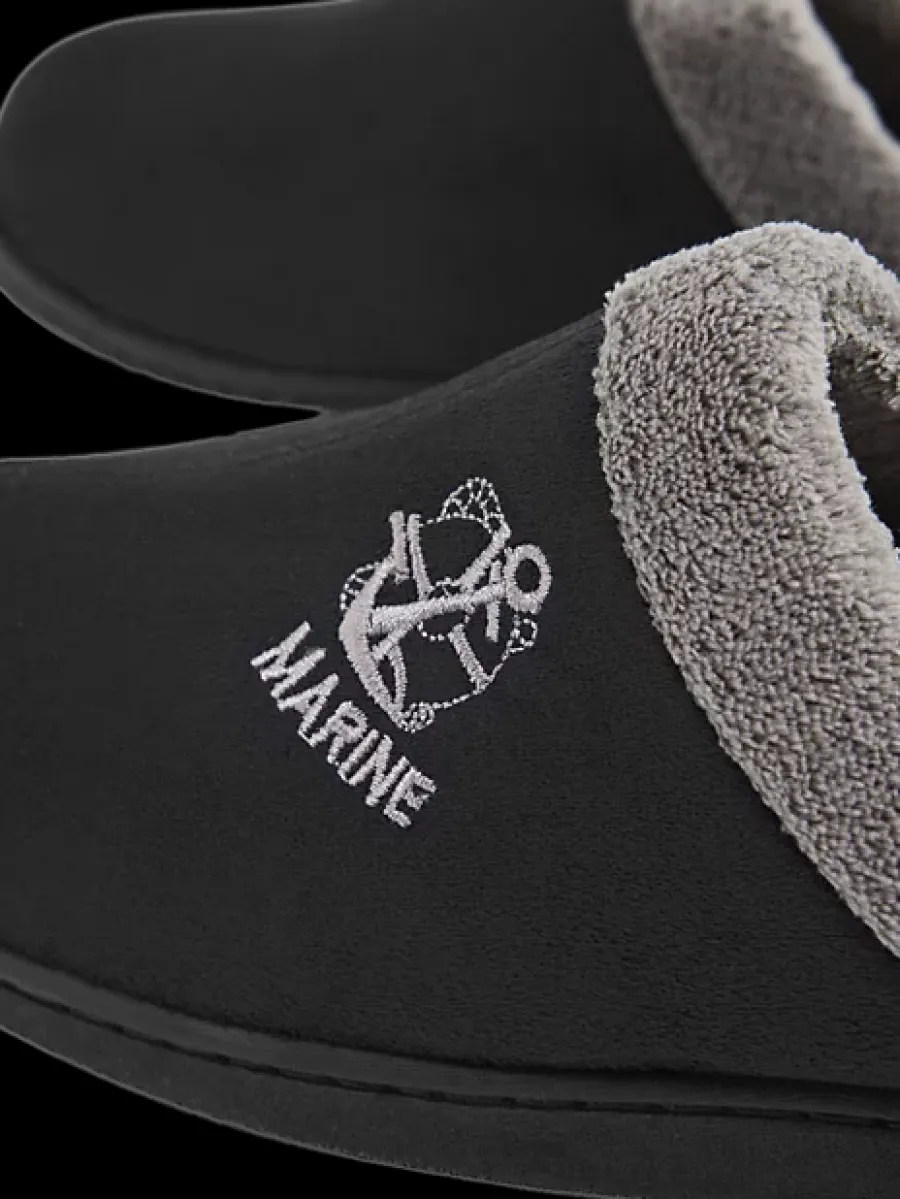 Sale czarno-szare kapcie męskie z napisem Marine Męskie Kapcie